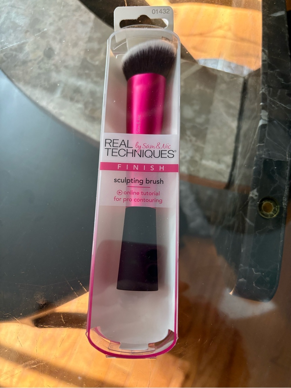 NIB Real Techniques Sculpting Brush - Pink (by Sam & Nic)